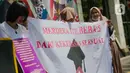 Massa Gerakan Perempuan Anti Kekerasan (Gerak Perempuan) menggelar aksi di Kementerian Pendidikan dan Kebudayaan, Jakarta, Senin (10/2/2020). Para perempuan tersebut menggambar tangan mereka dengan lipstik berwarna merah, sebagai simbol selama ini perempuan dibungkam. (Liputan6.com/Faizal Fanani)