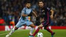 Striker Manchester City, Sergio Aguero, berusaha melewati gelandang Barcelona, Sergio Busquets, pada laga Liga Champions di Stadion Ettihad, Inggris, Selasa (1/11/2016). City menang 3-1 atas Barcelona. (Reuters/Jason Cairnduff)