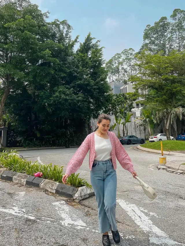 9 Potret Aaliyah Massaid Pakai Jeans, Kombinasi Outfit yang Stylish dan Inspiratif