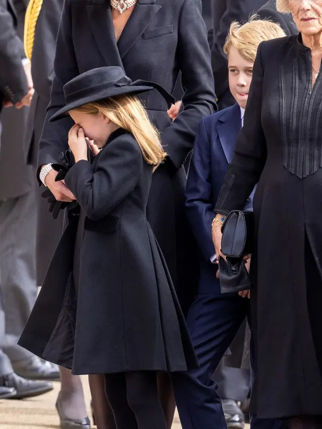 Potret Putri Charlotte Menangis di Pemakaman Ratu Elizabeth II. Ditenangkan Kate Middleton