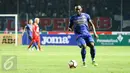Gelandang Persib, Michael Essien berusaha mengontrol bola saat berhadapan dengan Arema FC pada laga perdana Liga 1 2017 di Stadion Gelora Bandung Lautan Api, Sabtu (15/4). Persib bermain imbang atas Arema FC dengan skor 0-0. (Liputan6.com/Yoppy Renato)