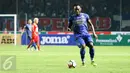 Gelandang Persib, Michael Essien berusaha mengontrol bola saat berhadapan dengan Arema FC pada laga perdana Liga 1 2017 di Stadion Gelora Bandung Lautan Api, Sabtu (15/4). Persib bermain imbang atas Arema FC dengan skor 0-0. (Liputan6.com/Yoppy Renato)
