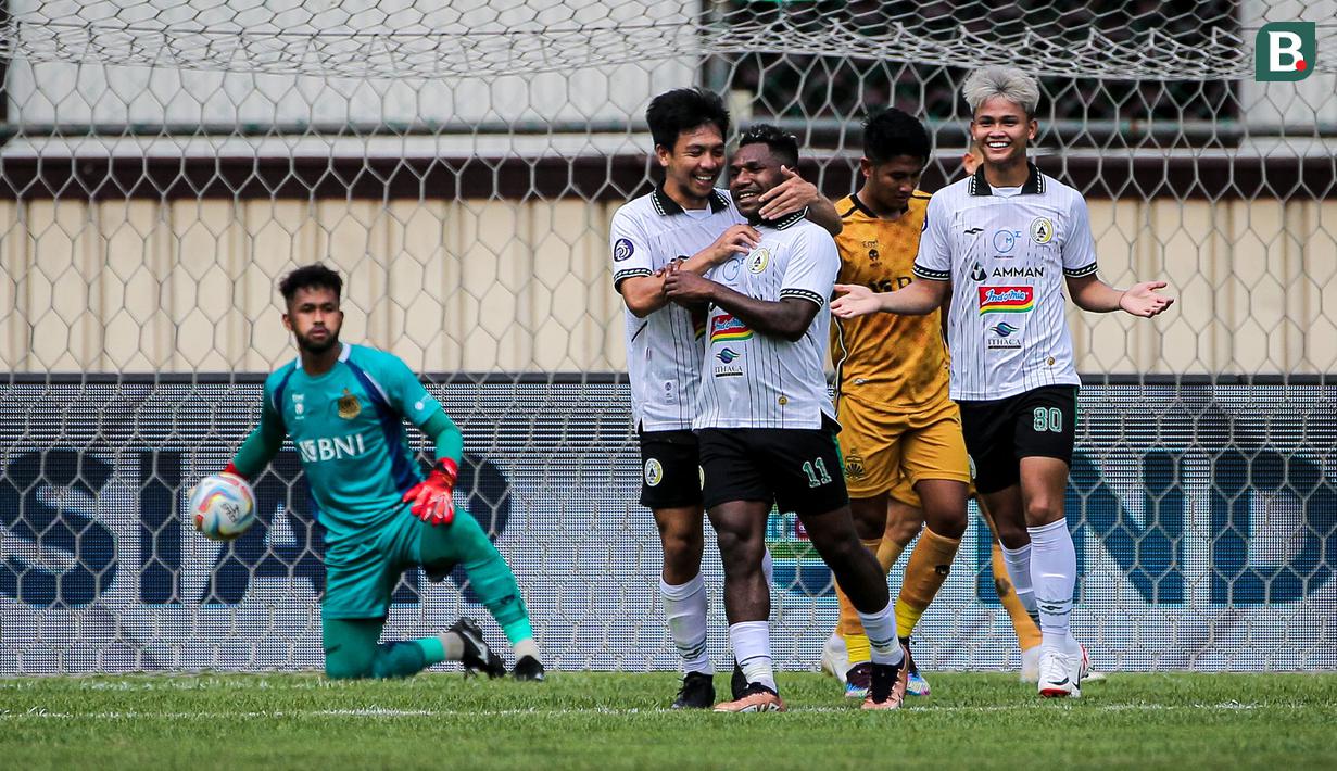 <p>Selebrasi Pemain PSS Sleman, Ricky Cawor (tengah) setelah mencetak gol pertama timnya ke gawang Bhayangkara FC pada laga pekan ke-25 BRI Liga 1 2023/2024 di Stadion PTIK, Jakarta Selatan, Kamis (22/2/2024). (Bola.com/Bagaskara Lazuardi)</p>