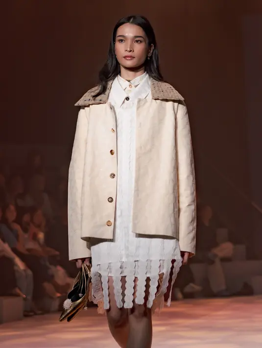 Dua Sembilan lebih dari sekedar koleksi, ini adalah narasi yang bisa diterima oleh penonton di seluruh dunia, menginspirasi mereka untuk menyambut perjalanan waktu dengan hati dan pikiran terbuka. [Foto: Document/Plaza Indonesia]