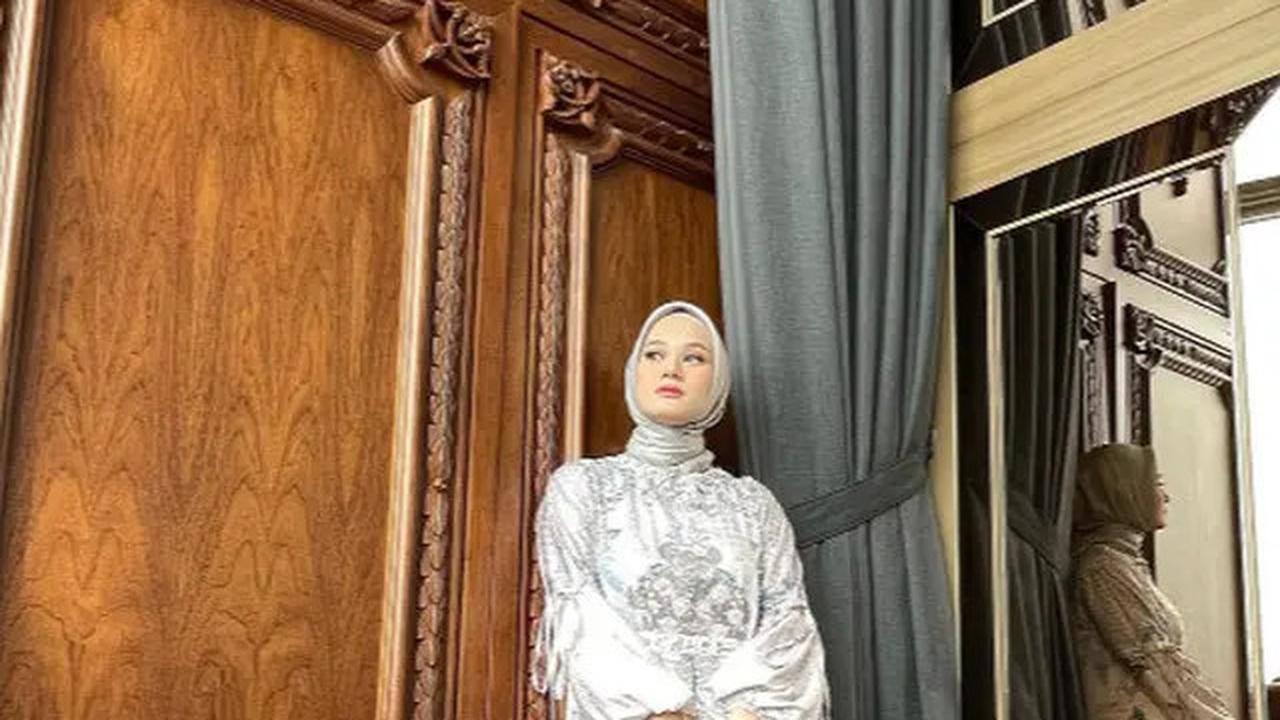 7 Model Gamis Brokat Warna Pastel Dinda Hauw, Anggun dan Kekinian