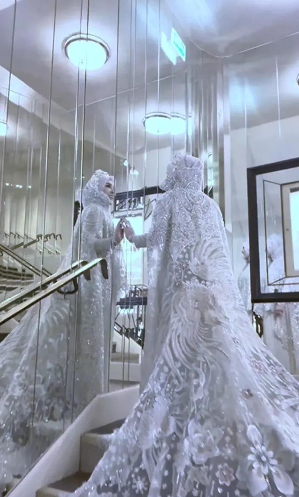 Potret Model Gaun Putih yang Dipakai Syahrini saat Festival Film Cannes 2025, Detail Motif Burung Curi Perhatian