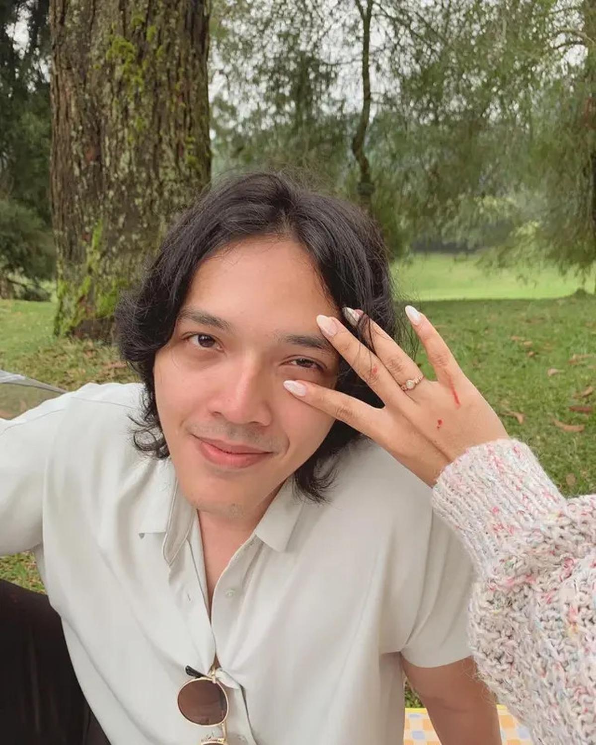 7 Potret Nadin Amizah Dilamar Faishal Tanjung di Taman, Romantis Pamer Cincin