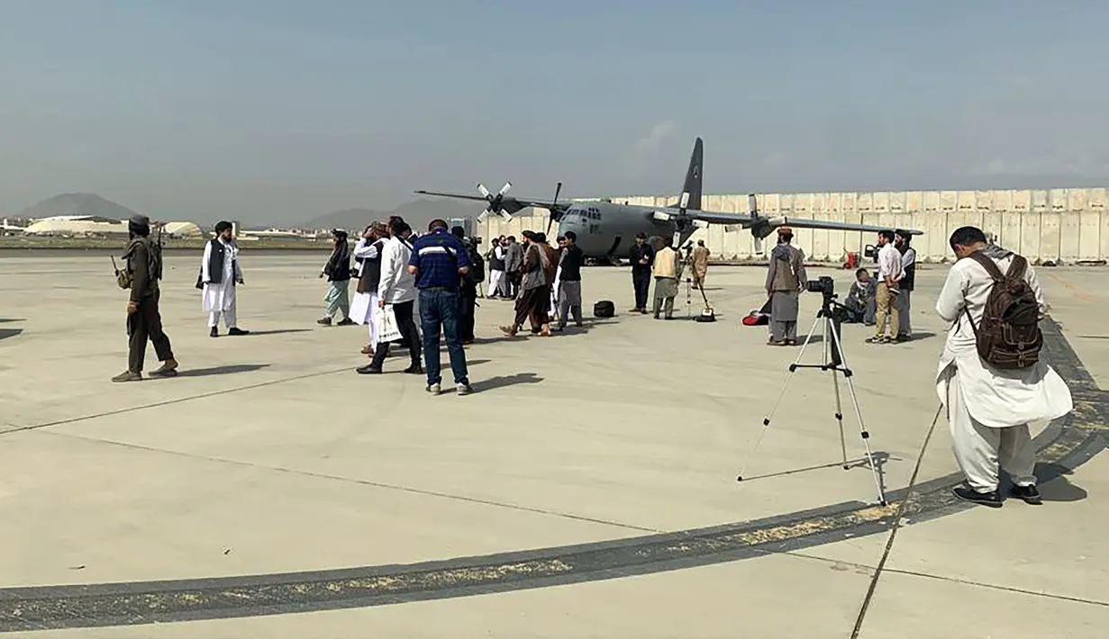 Pejabat Taliban terlihat dalam Bandara Internasional Hamid Karzai setelah penarikan Amerika Serikat (AS) di Kabul, Afghanistan, Selasa (31/8/2021). Taliban memegang kendali penuh atas Bandara Kabul setelah pesawat AS terakhir meninggalkan landasan pacu. (AP Photo/Kathy Gannon)