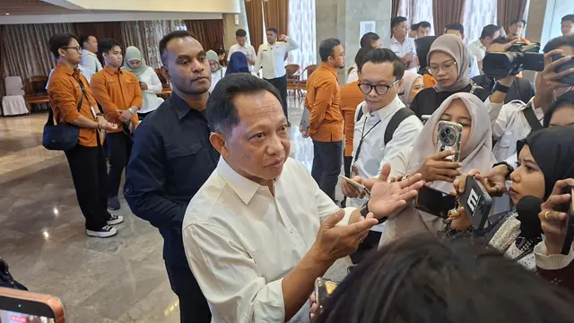 Menteri Dalam Negeri (Mendagri) Tito Karnavian  di Kantor Kementerian Sosial, Jakarta, Rabu (30/9/2026). (Liputan6.com/Arief)