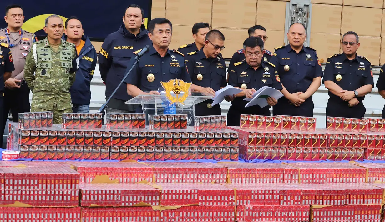 Direktur Jenderal Bea dan Cukai, Djaka Budhi Utama (depan) saat memberi keterangan terkait hasil penindakan rokok ilegal di Kantor Pusat DJBC, Jakarta, Selasa (9/6/2026). (merdeka.com/Arie Basuki)