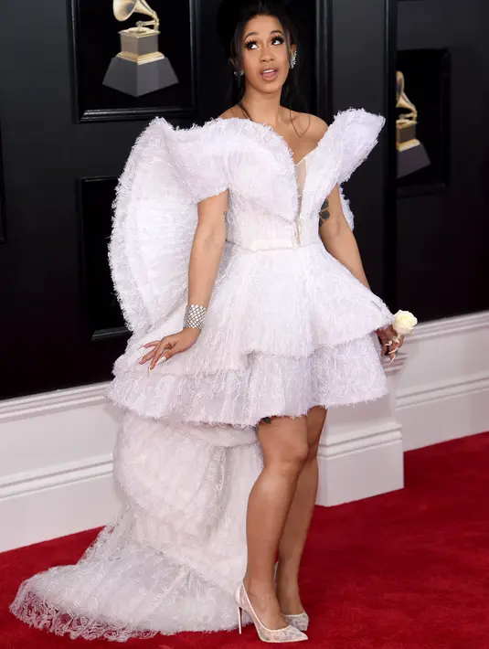 Bahkan dengan balutan busana anggun Cardi B tetap dengan gaya andalan mangapnya. (JAMIE MCCARTHY / GETTY IMAGES NORTH AMERICA / AFP)