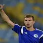 Edin Dzeko saat jalani latihan dengan Bosnia (JUAN MABROMATA / AFP)