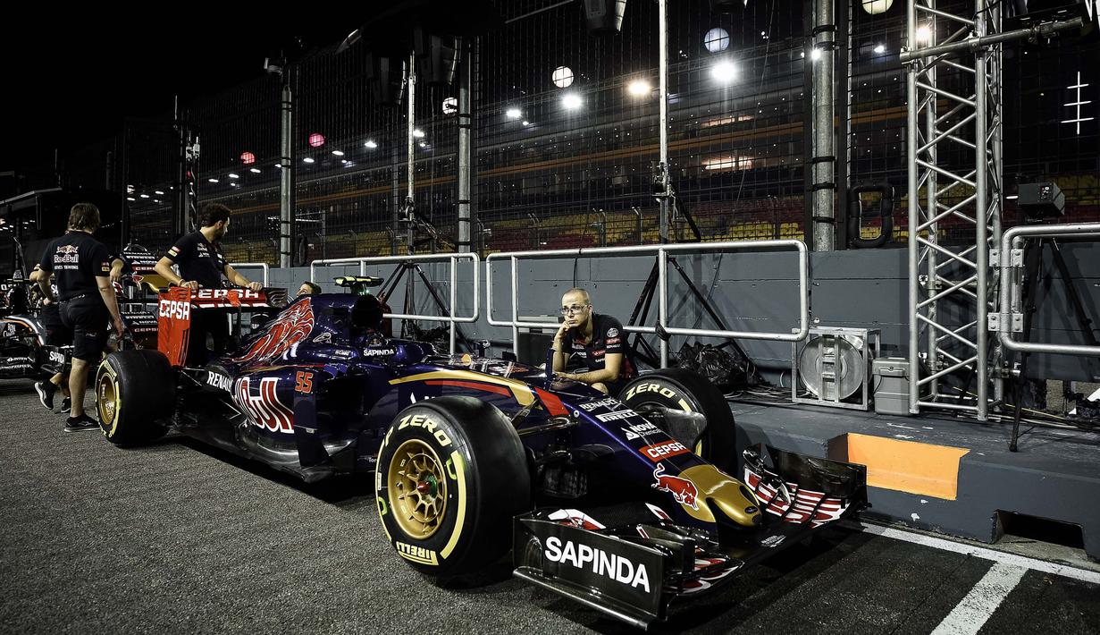 Scuderia Toro Rosso team menghuni urutan ke-7 klasemen sementara konstruktor Formula One 2016-2017 dengan total 55 poin. (AFP/Philippe Lopez)