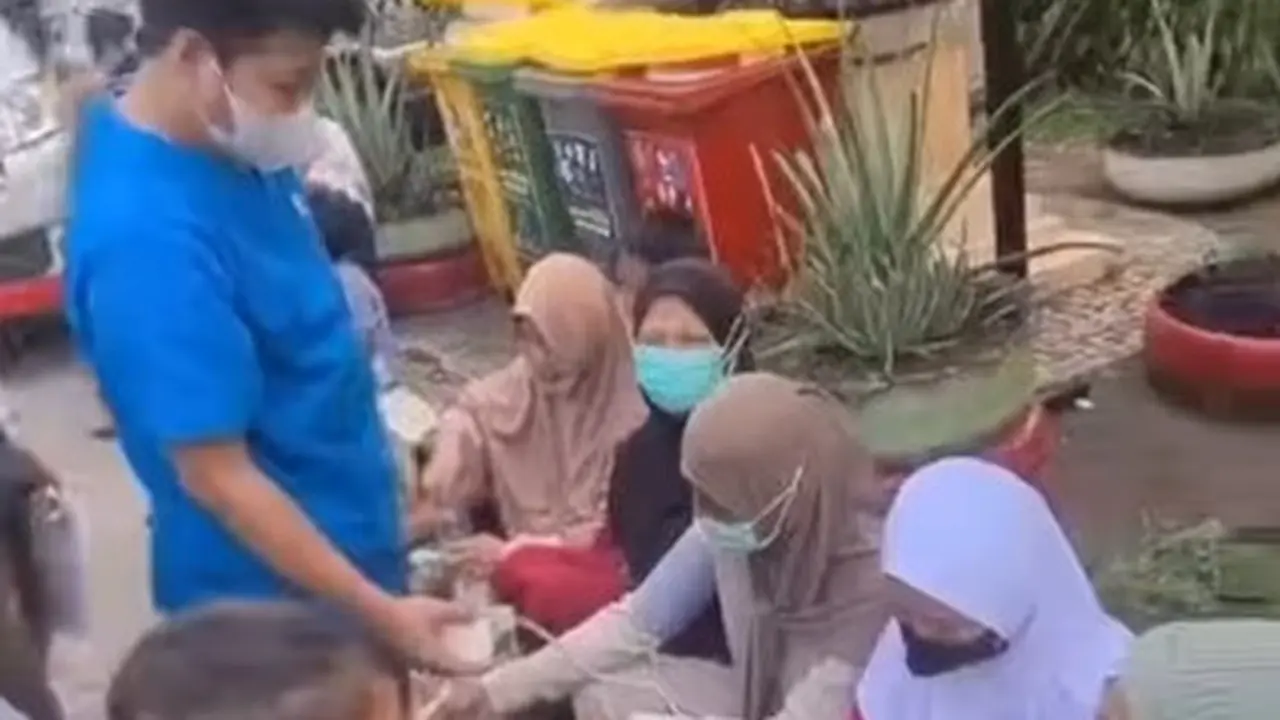 Warga pekayon jakarta timur dirawat diduga akibat keracunan gas dari pabrik susu (Dokumentasi tangkapan layar video).