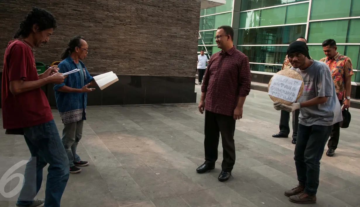 Gubernur DKI Jakarta terpilih, Anies Baswedan disambut pembacaan puisi oleh sastrawan setibanya di Pusat Dokumentasi Sastra (PDS) HB Jassin, Jakarta Pusat, Selasa (16/5). Anies meninjau koleksi karya-karya sastra yang ada. (Liputan6.com/Gempur M Surya)