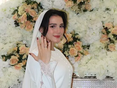 Dalam foto-foto yang dibagikan di Instagram, Yasmine tampak anggun dengan balutan busana bernuansa putih. Senyumnya mengembang saat menerima cincin dari Arifin, yang terlihat penuh kasih dan bahagia. Suasana romantis semakin terasa dengan dekorasi yang hangat, mencerminkan keintiman hubungan mereka yang kian kuat.  (Liputan6.com/IG/@yxsmine.ow)