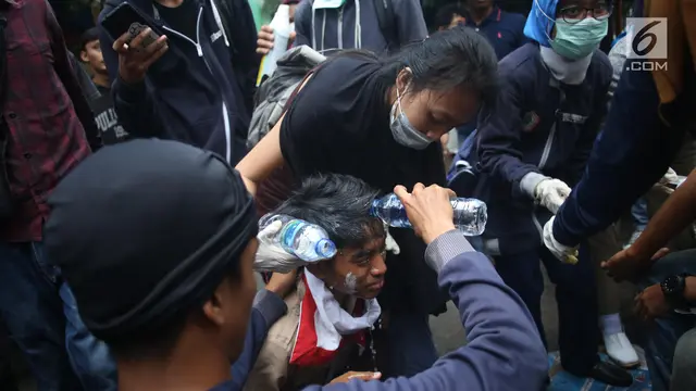 Cara Mengatasi Mata Perih Akibat Gas Air Mata