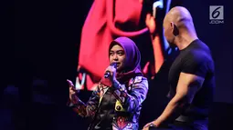 Presenter Deddy Corbuzier bersama selebgram Ria Ricis saat jadi pembicara di  XYZ DAY 2018  di The Hall Senayan City, Jakarta, Rabu (25/4). XYZ Day diselenggarakan oleh KapanLagi Youniverse. (Liputan6.com/Herman Zakharia)