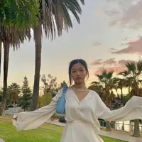 one set berwarna broken white yang terdiri dari mini skirt dan shirt. (instagram/vannteyy)