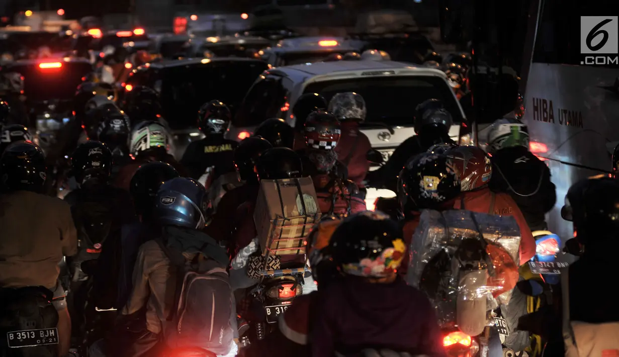 Keramaian arus mudik pesepeda motor memadati Jalur Kalimalang, Bekasi, Jawa Barat, Rabu (13/6) pagi. Data sementara tercatat hingga pagi ini sekitar 40 ribuan kendaraan roda dua melintas jalur Kalimalang arah Pantura. (Merdeka.com/Iqbal S. Nugroho)