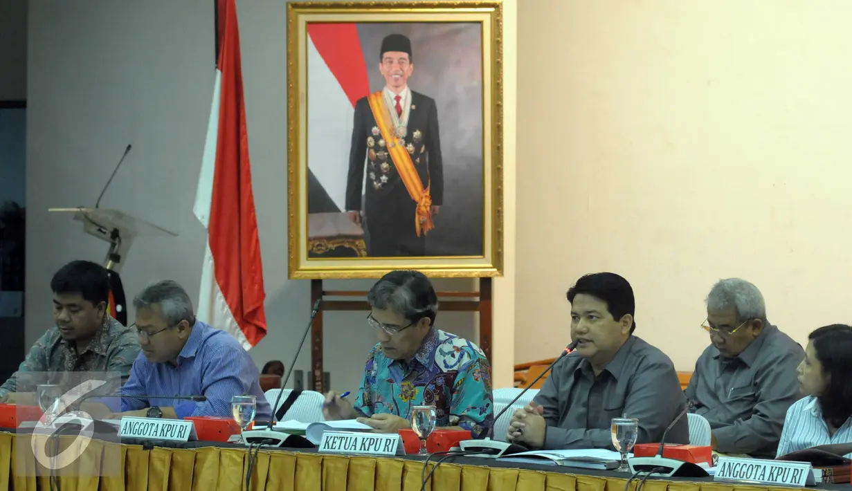 Ketua KPU Husni Kamil Manik (kedua kanan) memimpin uji publik rancangan peraturan KPU tentang Pilkada 2017 di KPU, Jakarta, Senin (18/4). Uji publik dalam rangka penyempurnaan perubahan peraturan KPU terkait tahapan pemilihan. (Liputan6.com/Helmi Afandi)