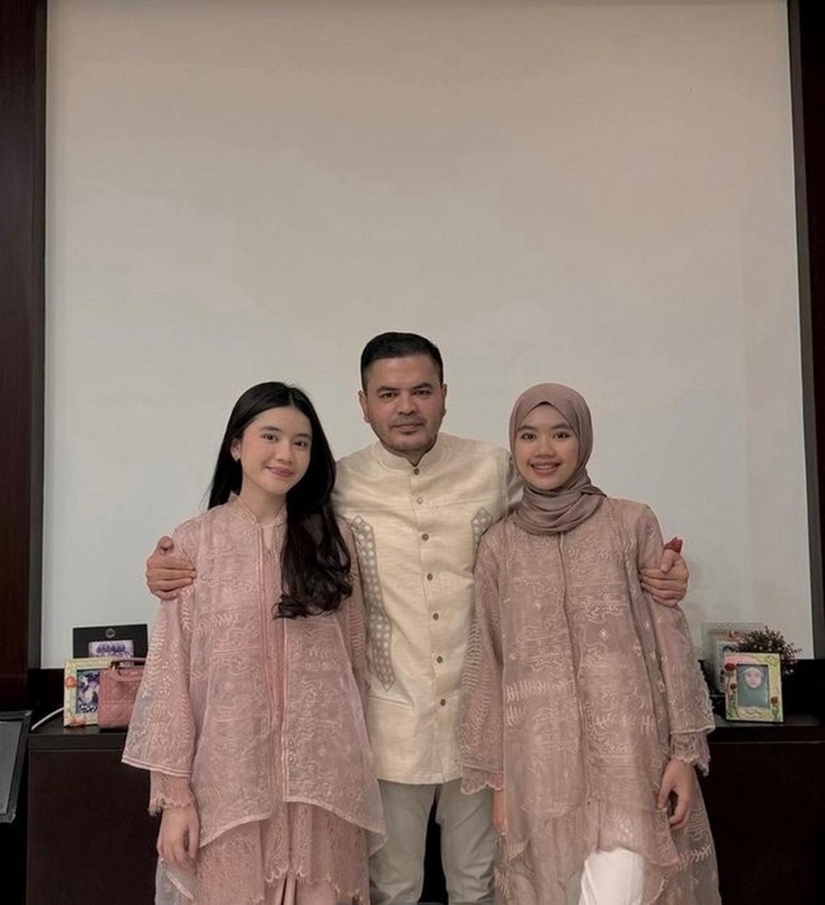 Setelah menikah dengan Haldy Sabri, dua putri sambung Irish Bella yang kini berstatus sebagai mahasiswa Kedokteran turut menarik perhatian publik.