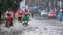 Pengendara bermotor melewati banjir di Jalan Cinere Raya (depan Mall Cinere), Depok, Jawa Barat, Minggu (31/3). Banjir menyebabkan kemacetan panjang di ruas jalan yang menghubungkan Lebak Bulus-Depok. (merdeka.com/Arie Basuki)