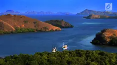 Pemandangan sebuah teluk di Pulau Rinca, Taman Nasional Komodo, NTT, Minggu (14/10). Selain terkenal dengan komodonya, Pulau Rinca memiliki pemandangan alam yang indah dan memikat wisatawan. (Merdeka.com/Arie basuki)