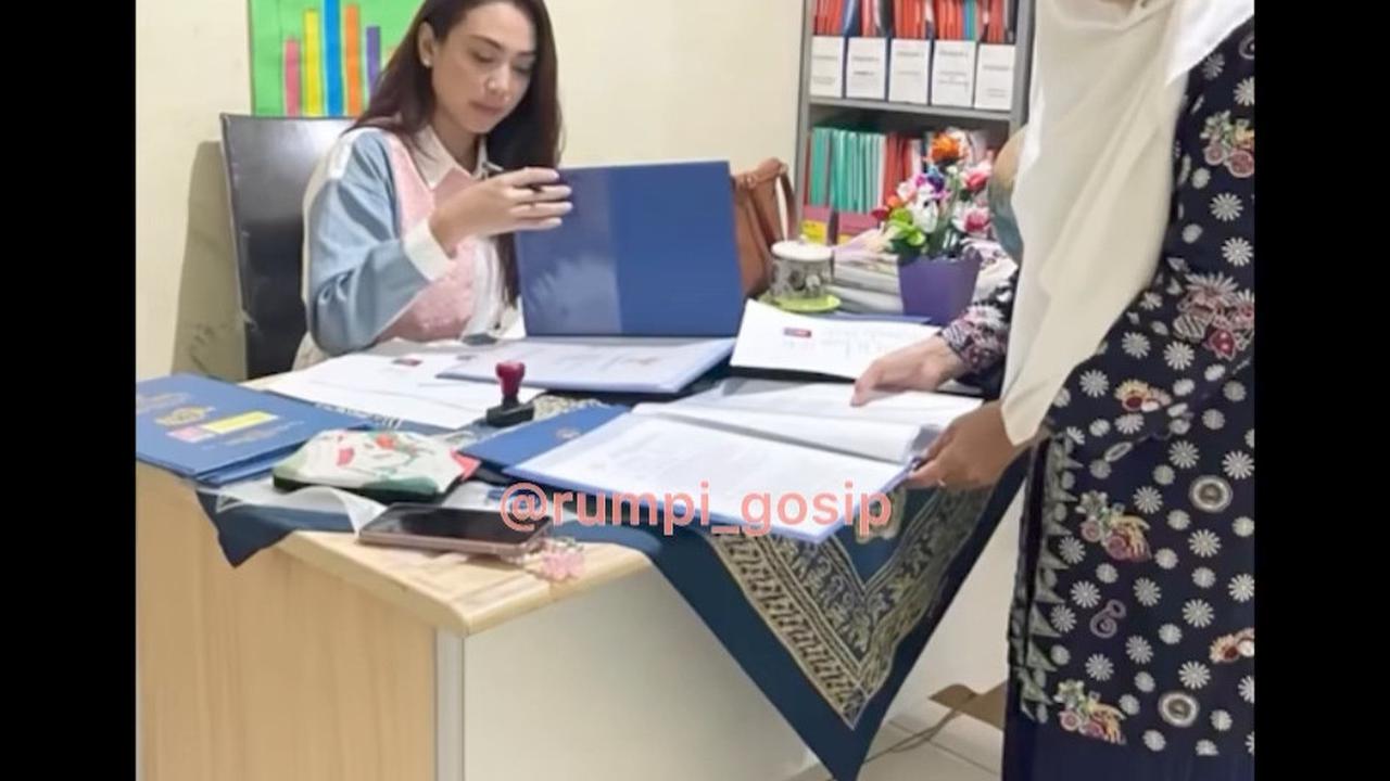 Ingat Pemain FTV Dea Lestari? Selain Jadi Artis Ternyata Juga Kepala Sekolah - Momen Sibuk Tanda Tangan Rapor Disorot