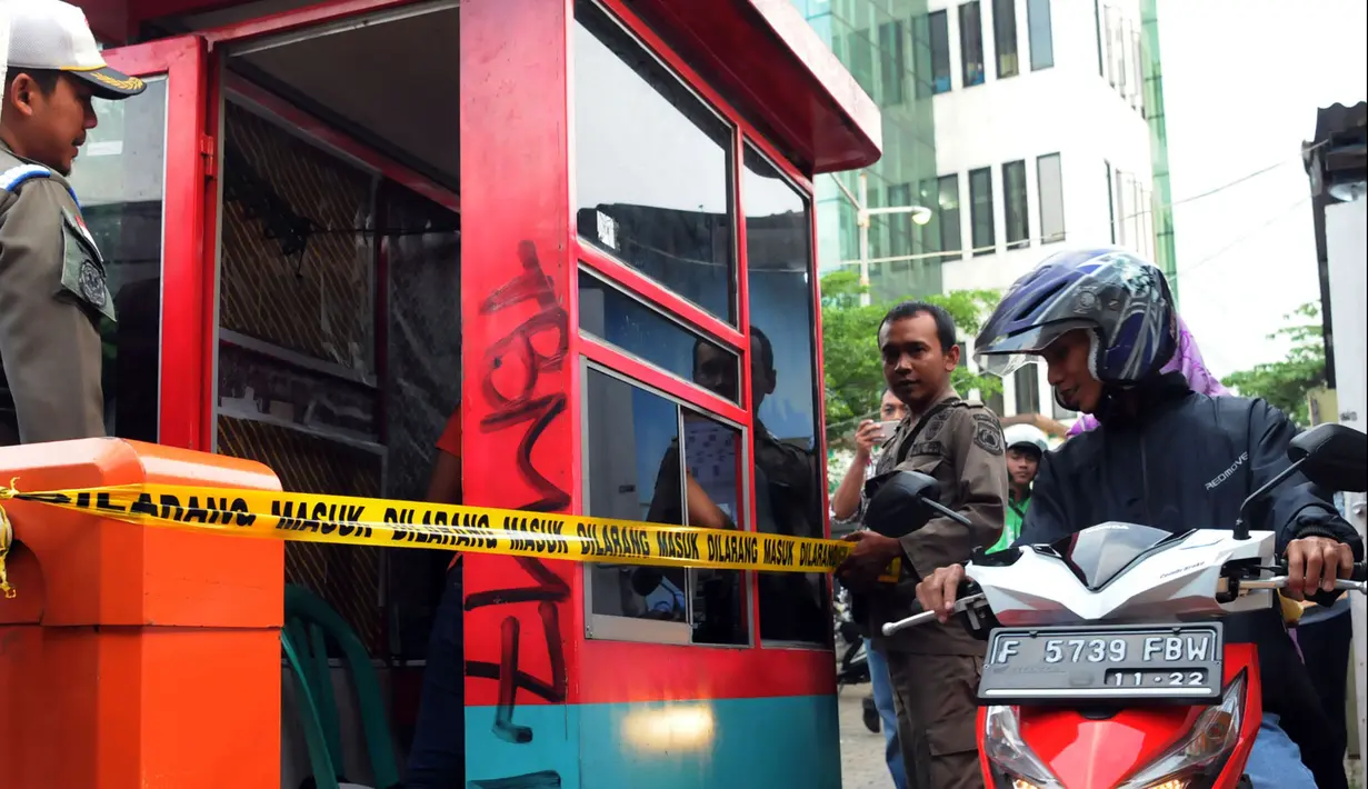 Penyidik Pegawai Negeri Sipil (PPNS) bersama Satpol PP menyegel lahan parkir RSUD Kota Tangsel di Pamulang, Rabu (11/4). Akibat penyegelan pengendara sepeda motor terpaksa digratiskan untuk sementara. (Merdeka.com/Arie Basuki)