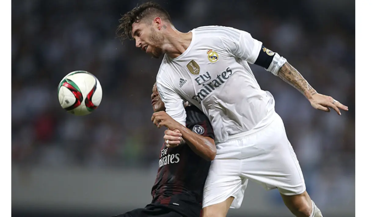 Pemain AC Milan, Carlos Bacca melakukan duel udara dengan pemain Real Madrid, Sergio Ramos pada laga International Champions Cup 2015 di Shanghai, China, Kamis (30/7). (Reuters Aly Song)