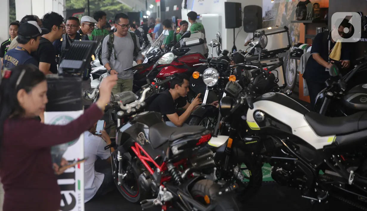 Pengunjung melihat motor-motor modifikasi saat pemeran IIMS Motobike Expo 2019 di Istora Senayan, Jakarta, Jumat (29/11/2019). IIMS Motobike Expo 2019 digelar pada 29 November-1 Desember 2019. (Liputan6.com/Faizal Fanani)