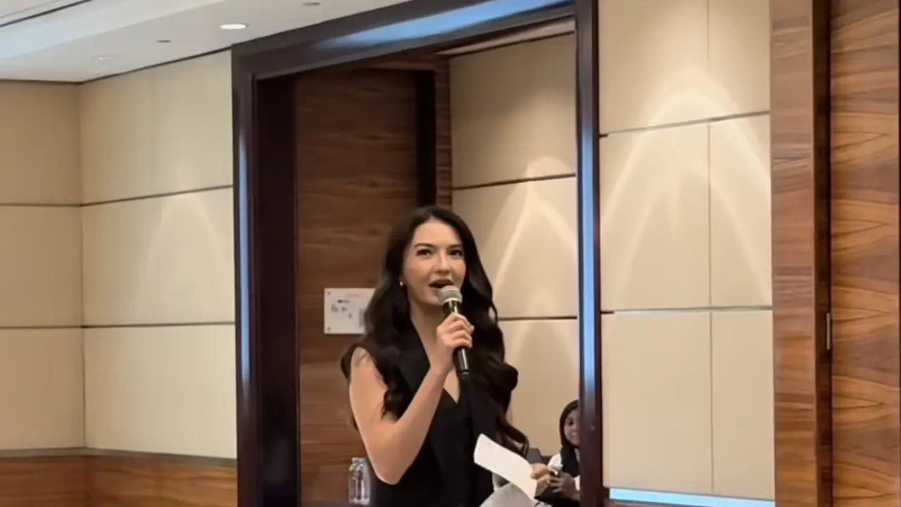 Raline Shah saat menjadi pembicara di Miss Universe 2025 Boot Camp. [@ralineshah]