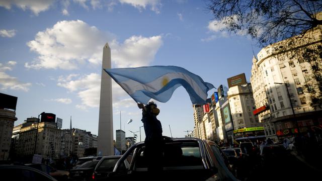 FOTO: Protes Kebijakan COVID-19, Warga Argentina Turun ke Jalan