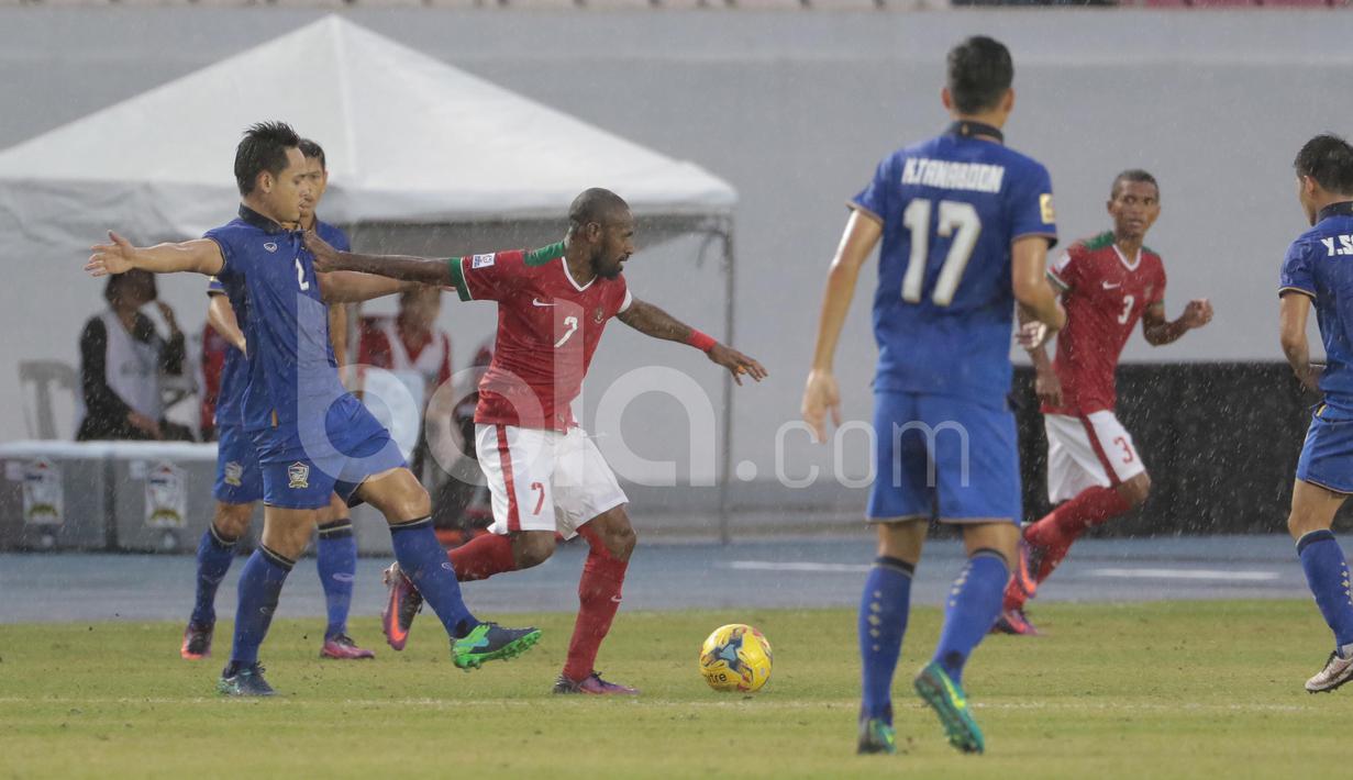 Walaupun akhirnya kalah 2-4 dari Thailand, permainan Boaz Solossa dan pemain Timnas Indonesia lainnya cukup menjanjikan untuk bisa melaju ke semifinal Piala AFF 2016. (Bola.com/Nicklas Hanoatubun)