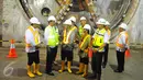Presiden Jokowi didampingi Ahok dan sejumlah menteri saat meninjau penyelesaian pengerjaan terowongan bawah tanah  Mass Rapid Transit (MRT) di kawasan Setiabudi, Jakarta, Kamis (22/2). (Liputan6.com/Angga Yuniar)