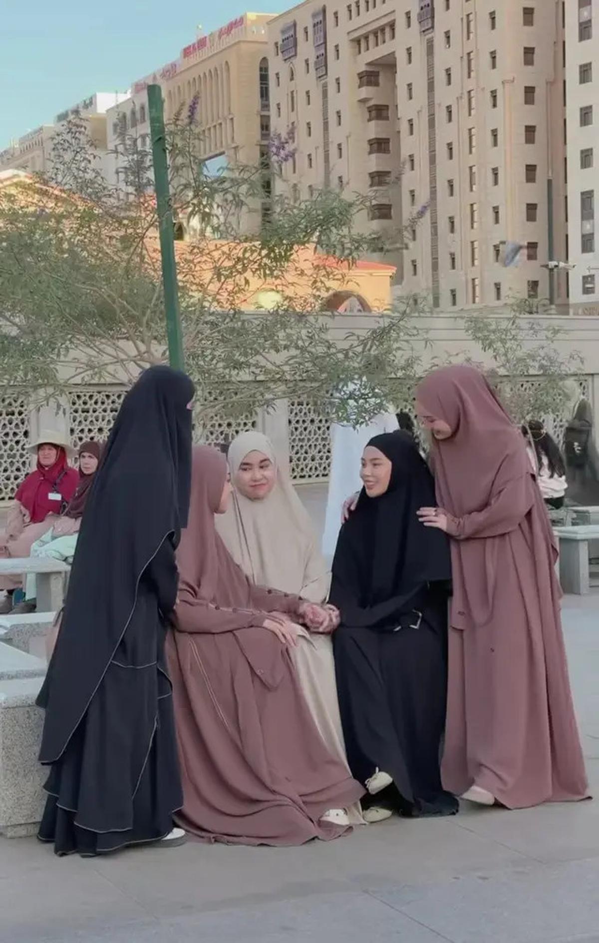 7 Momen Seru Geng Butterfly Kumpul di Madinah, Dinda Hauw Hingga Dara Arafah