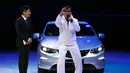 Jackie Chan menjelaskan mobil Buick Velite 5 Hybrid di pameran Shanghai Auto Show 2017 di Shanghai, China, (18/4). Raksasa Amerika General Motors mengatakan mobil ini akan menjadi mobil hybird paling hemat energi di pasar China. (AP Photo / Ng Han Guan)