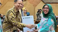 Anggota Fraksi PKB DPR-RI, Nur Nadlifah (kanan) Saat Menyerahkan Pandangan Fraksi kepada Menteri Kesehatan Budi Gunadi Sadikin (kiri). (Liputan6.com/ist)