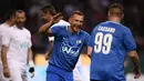 Legenda sepak bola Ukraina, Andriy Shevchenko berselebrasi usai mencetak gol selama pertandingan perpisahan Andrea Pirlo, di Stadion Milan San Siro, Italia, (21/5). (AFP Photo / Marco Bertorello)