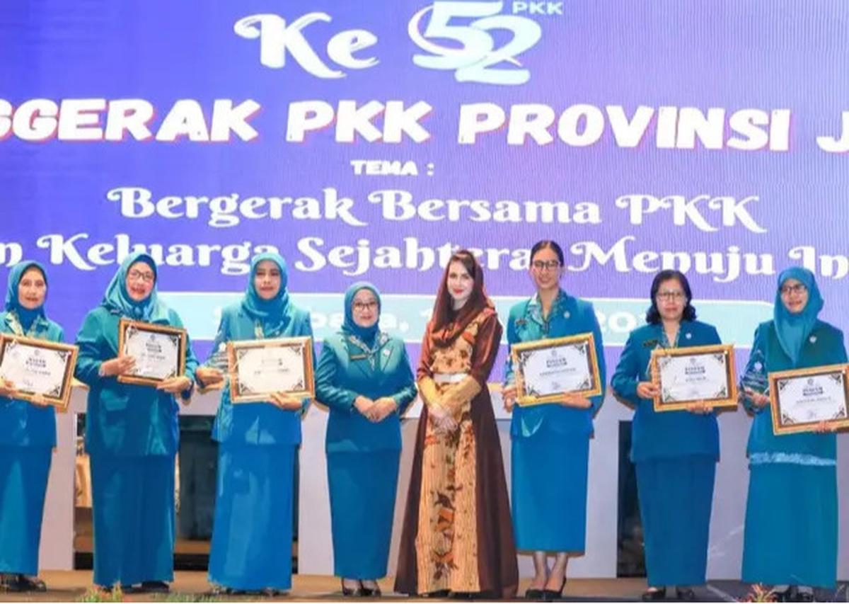 6 Outfit Ibu Pejabat ala Arumi Bachsin yang Penuh Wibawa, dari Batik Kekinian hingga Kebaya Elegan