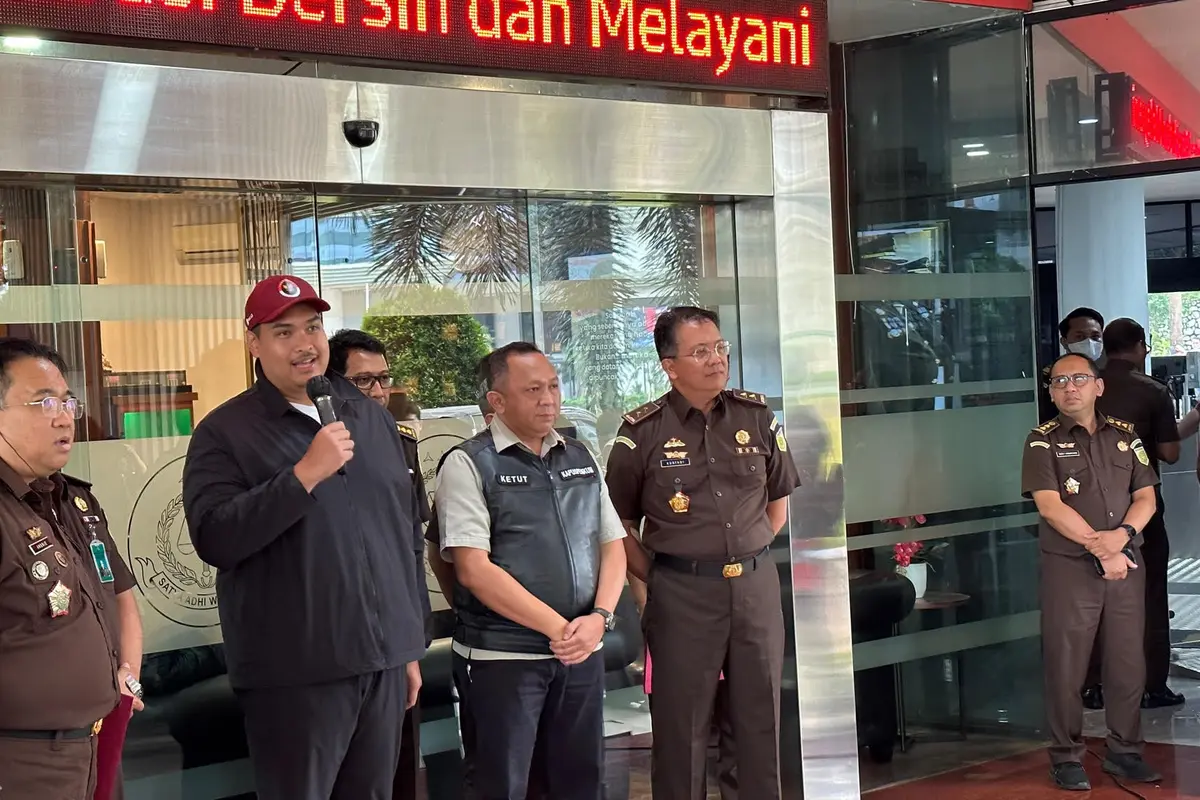 Menteri Pemuda dan Olahraga (Menpora) Dito Ariotedjo usai menjalani pemeriksaan Kejaksaan Agung (Kejagung) terkait kasus dugaan korupsi penyediaan infrastruktur Base Transceiver Station (BTS) 4G.