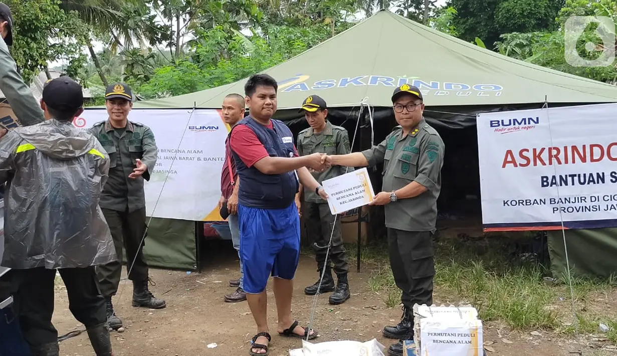 Perwakilan Perum Perhutani secara simbolis memberikan logistik dan obat-obatan untuk warga terdampak banjir di Desa Kalong Sawah Kecamatan Jasinga, Kabupaten Bogor, Sabtu (4/1/2020). Bantuan berupa makanan siap santap, sembako, obat-obatan, selimut dan alat-alat rumah tangga. (Liputan6.com/HO/Iqbal)