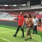 Ketua umum PSSI, Mochamad Iriawan, melakukan inspeksi ke Stadion Utama Gelora Bung Karno (SUGBK), Jakarta, Jumat (6/3/2020). Inspeksi tersebut untuk mengecek kesiapan SUGBK menjadi venue Piala Dunia U-20 2021. (Bola.com/Benediktus Gerendo Pradigdo)