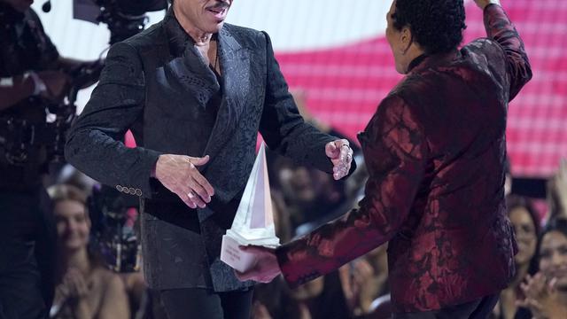 Lionel Richie Raih Penghargaan di American Music Awards 2022