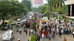 Aksi demontrasi menuntut KPK segera mengusut Ahok menyebabkan macet di depan Gedung KPK, Jakarta, Jumat (20/5). Aksi ini tiba-tiba menjadi ricuh dan massa melempari gedung KPK dengan batu. (Liputan6.com/Yoppy Renato)