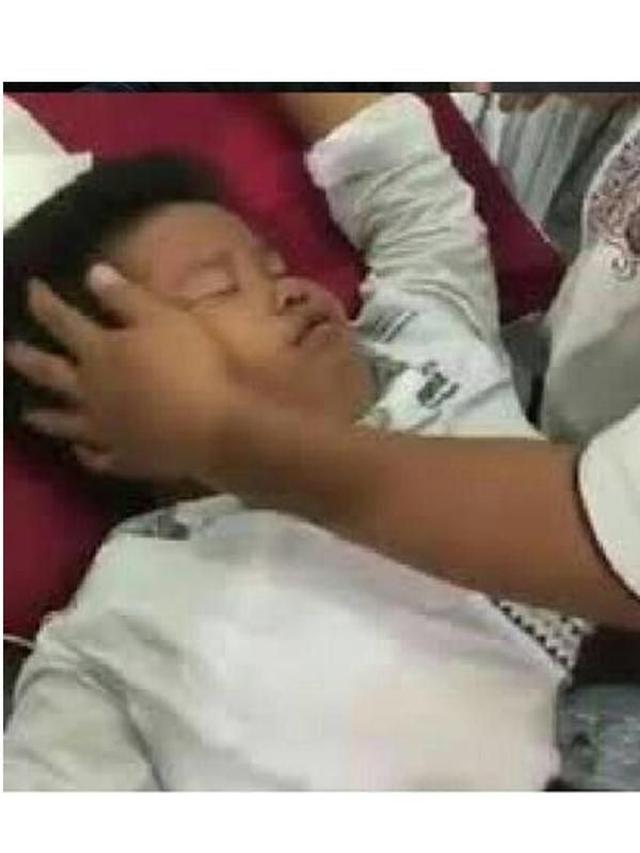 Sembunyikan Rasa Takut, 6 Ekspresi Anak Disunat Ini Bikin Ngakak