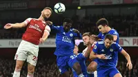 Bek Arsenal, Shkodran Mustafi, duel udara dengan gelandang Leicester, Wilfred Ndidi, pada laga Premier League Inggris di Stadion Emirates, London, Senin (22/10). Arsenal menang 3-1 atas Leicester. (AFP/Glyn Kirk)