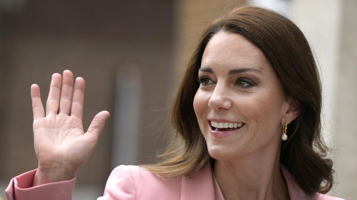 Gaya Statemet Kate Middleton Kenakan Kalung Mutiara saat Hadiri Hari Peringatan Holocaust