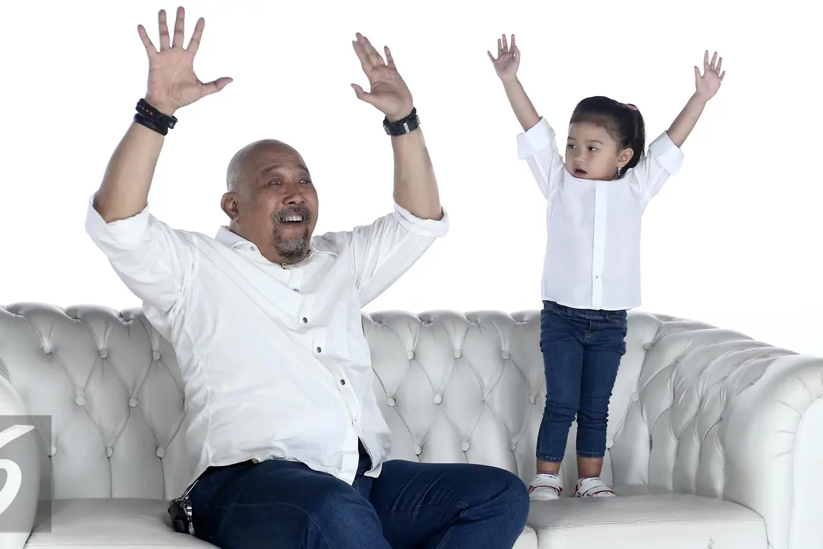 Rawat Cucu, Banyak Kakek dan Nenek Masih Gunakan Cara Lama